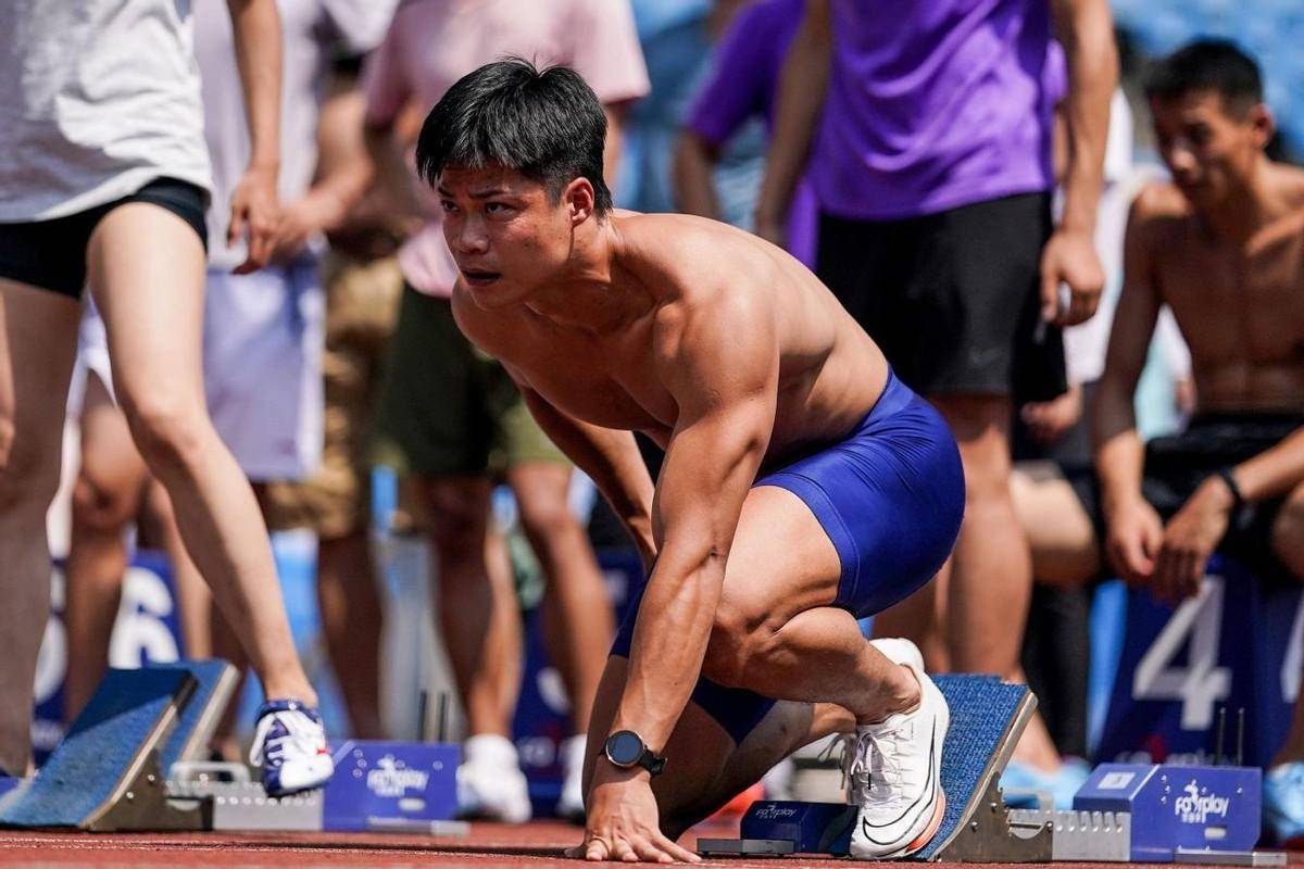 苏炳添刷新世界纪录，F1车队教练激动落泪